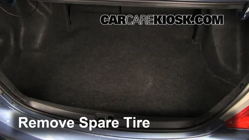 2011 Toyota Yaris 1.5L 4 Cyl. Sedan Monter sur cric Utiliser le cric pour lever la voiture